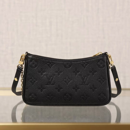 Bolso clásico con cadena en relieve y correa para el hombro bajo el brazo