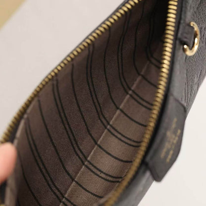 Bolso clásico con cadena en relieve y correa para el hombro bajo el brazo