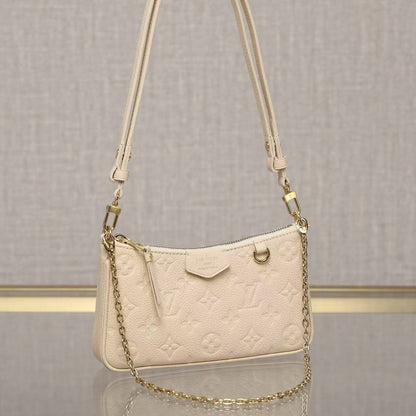 Bolso clásico con cadena en relieve y correa para el hombro bajo el brazo