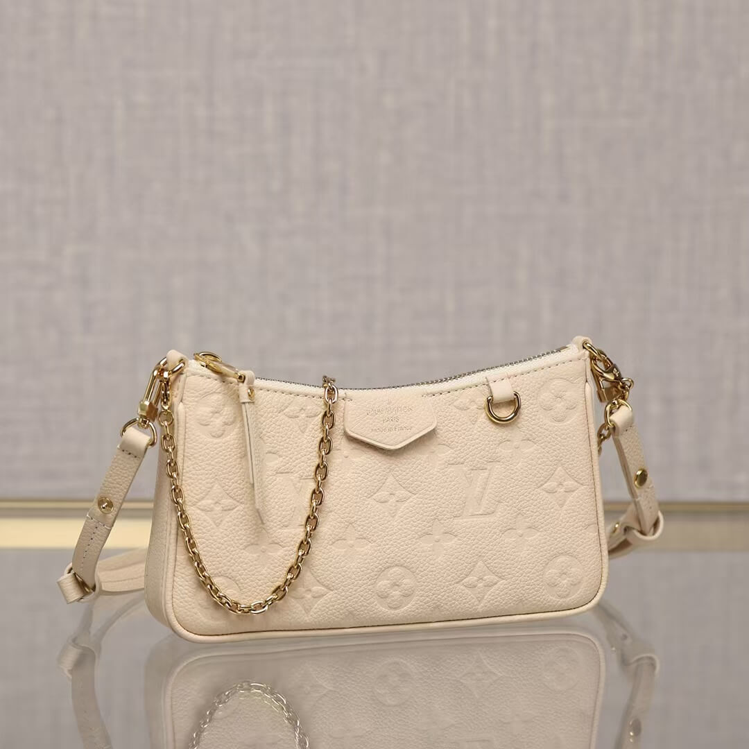 Bolso clásico con cadena en relieve y correa para el hombro bajo el brazo
