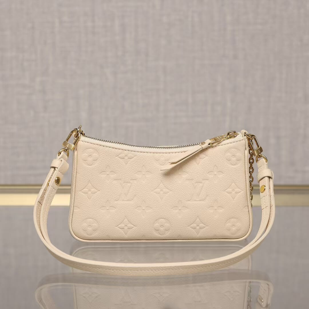 Bolso clásico con cadena en relieve y correa para el hombro bajo el brazo