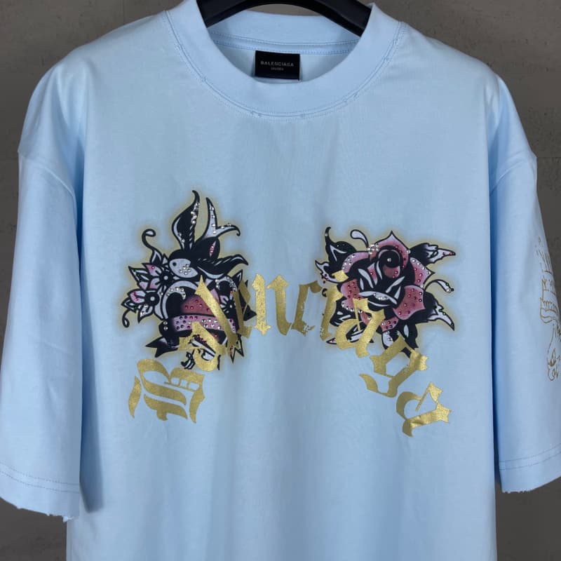 Camiseta con diamantes de imitación destruidos en la parte delantera y trasera