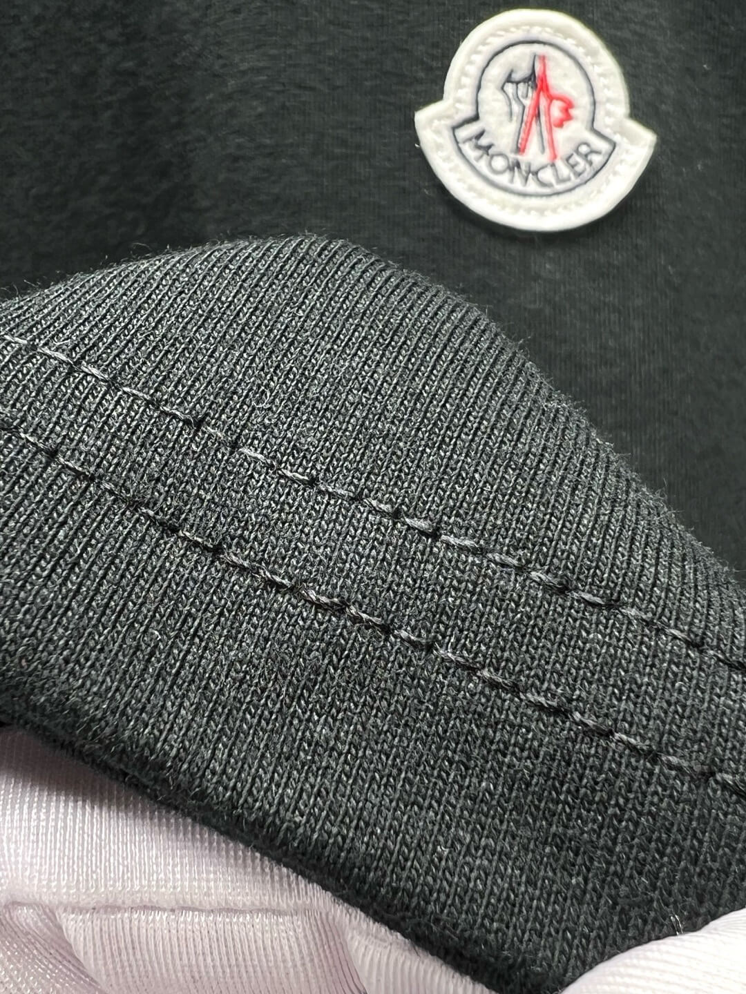 Camiseta con bordado delantero y trasero