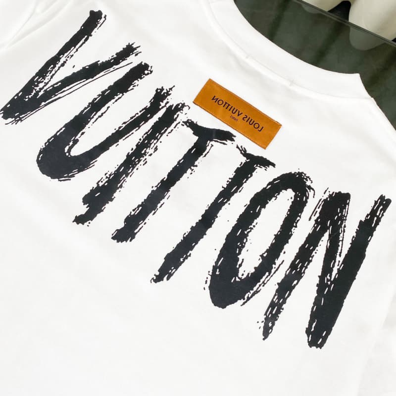 Camiseta con collar, letras y bordado en el pecho
