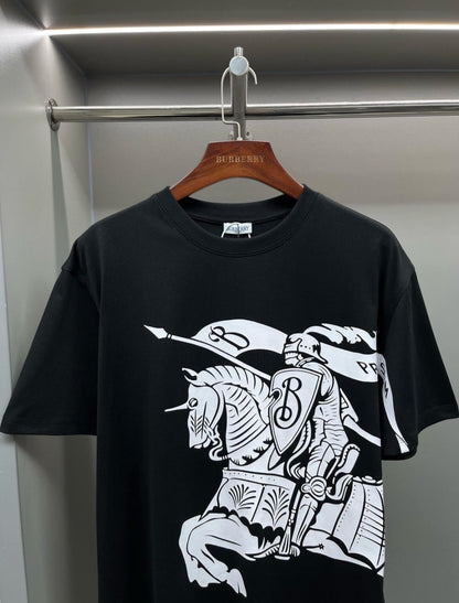 Camiseta con estampado clásico de caballero