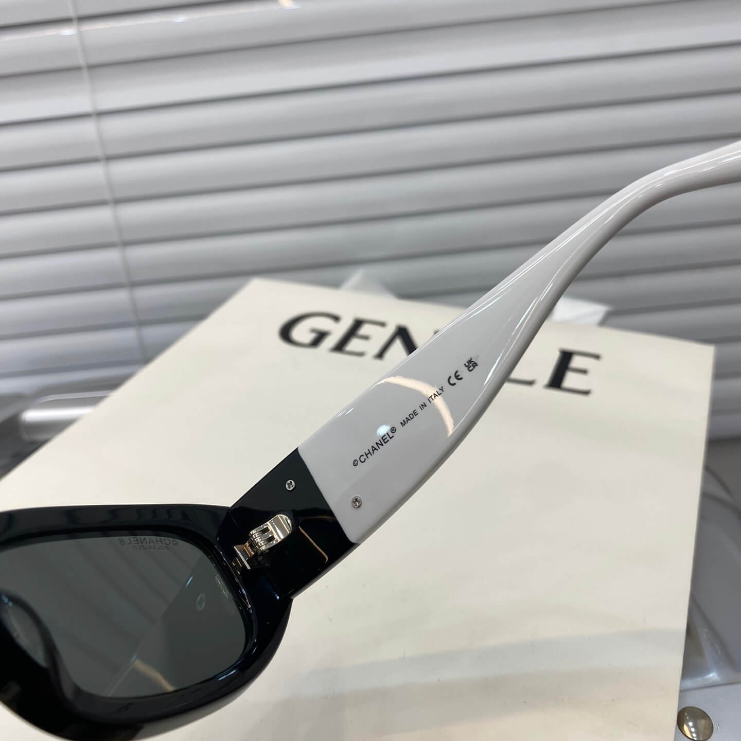 Lunettes de soleil rétro à petite monture assortie
