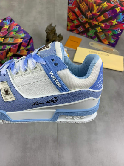Zapatillas deportivas con bloques de color azul y blanco