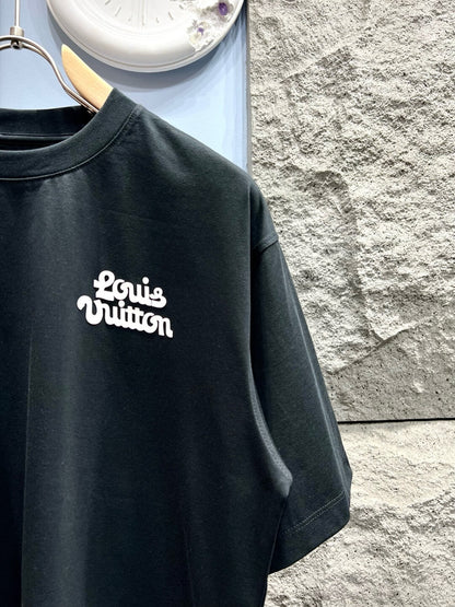 Camiseta con letras tridimensionales