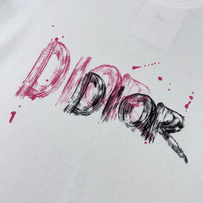 Camiseta clásica con estampado de grafiti integral