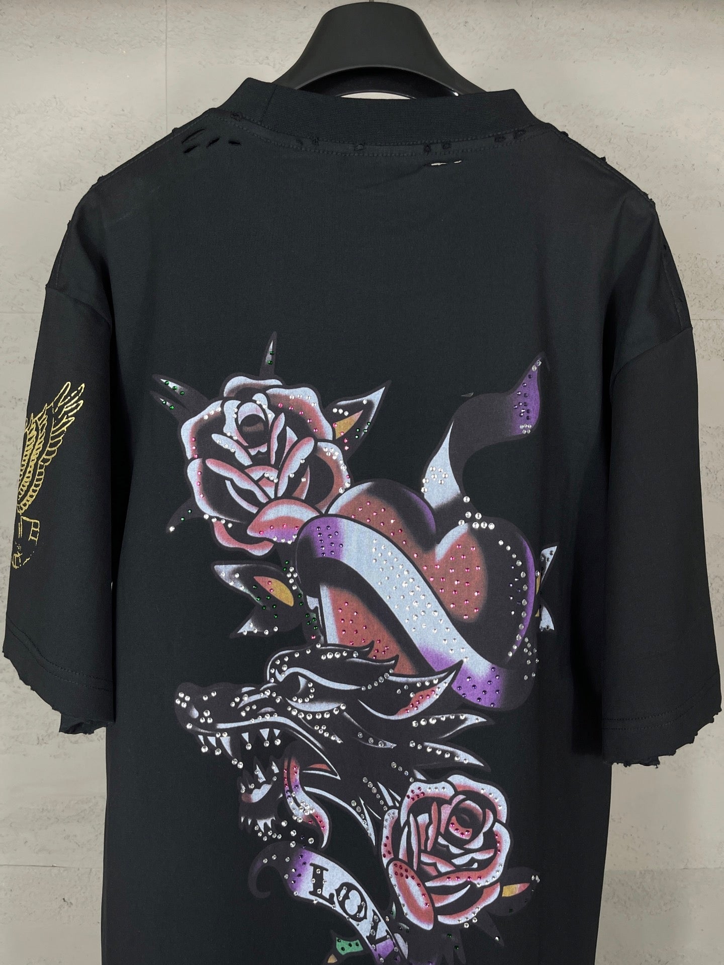 Camiseta con diamantes de imitación destruidos en la parte delantera y trasera