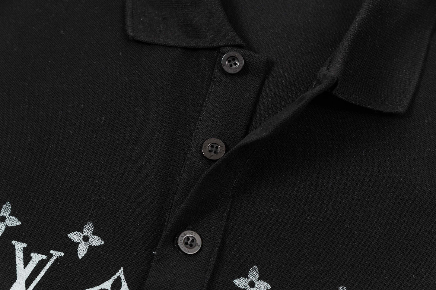 Polo con estampado completo de medio cuerpo