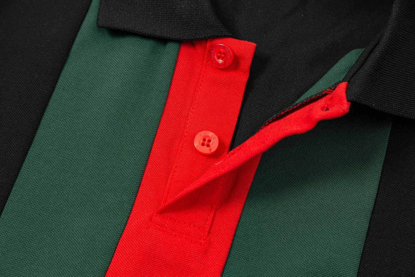 Polo de rayas rojas y verdes