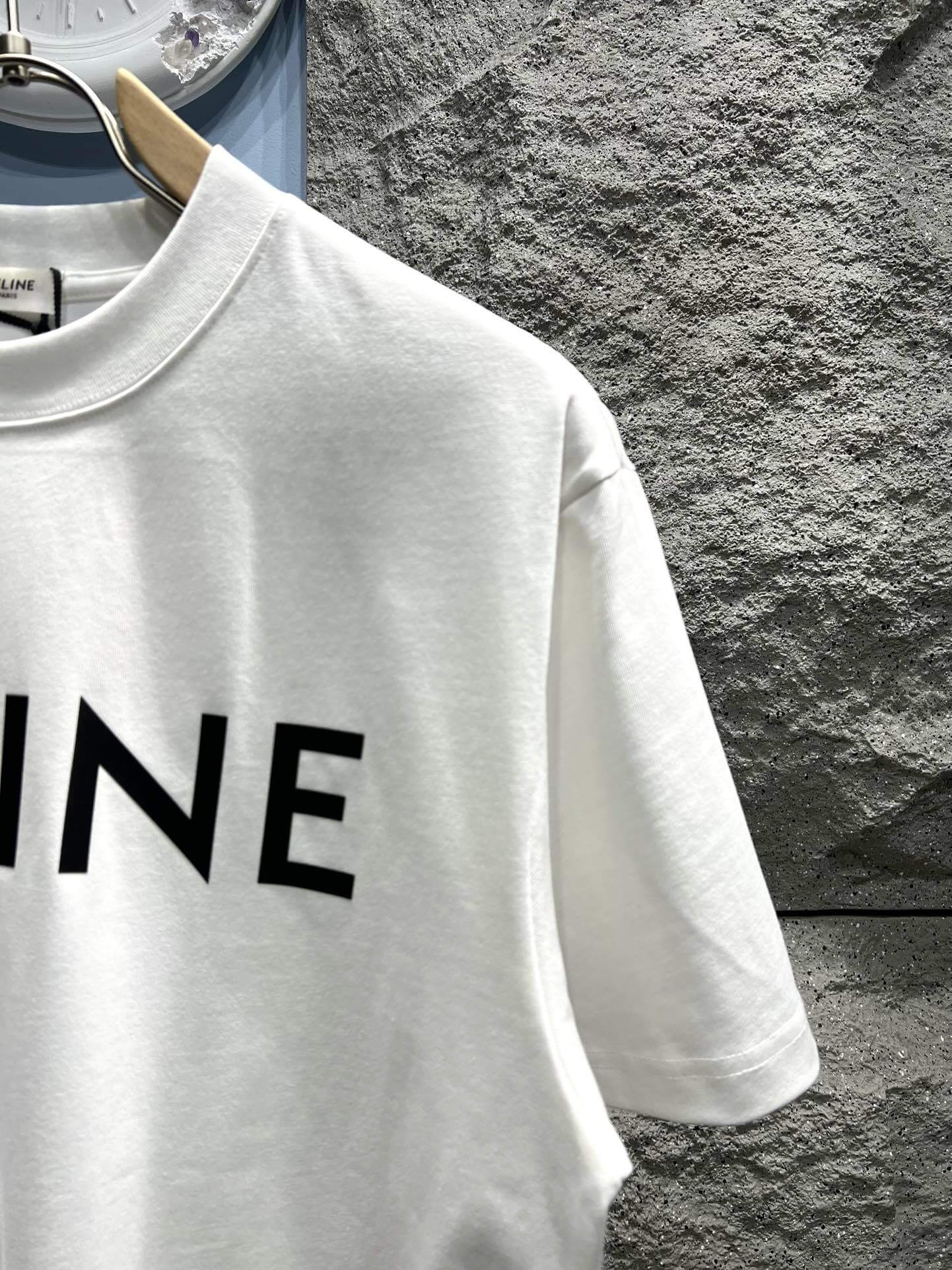 Camiseta con estampado de letras clásicas