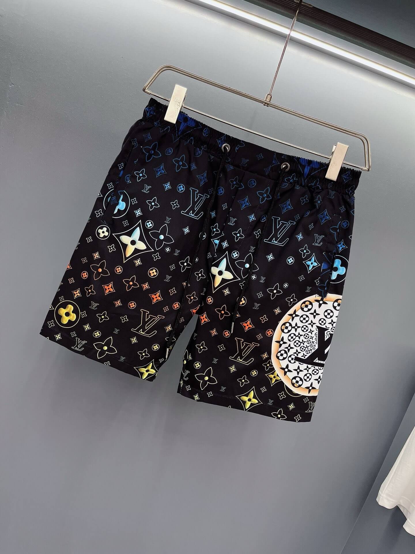 Shorts de playa con estampado completo de moda