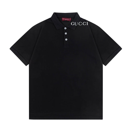 Polo con estampado de letras y cuello en contraste