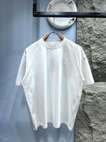 Camiseta con letras tridimensionales