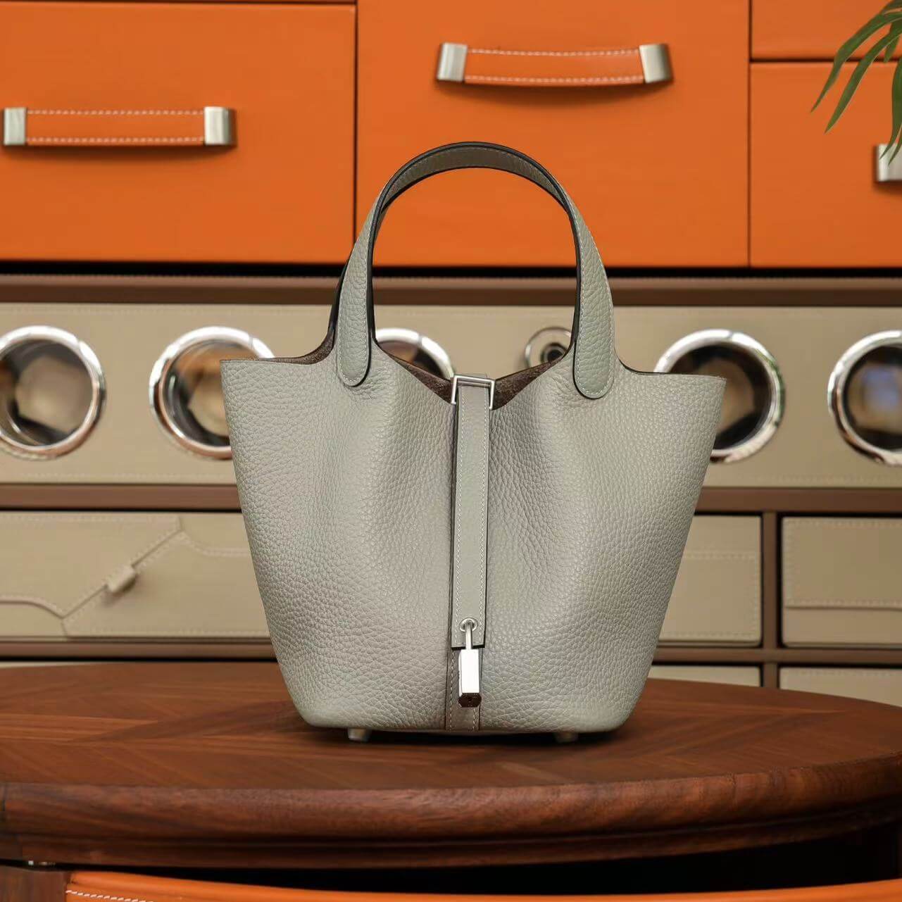Bolso minimalista de cuero con forma de cesta