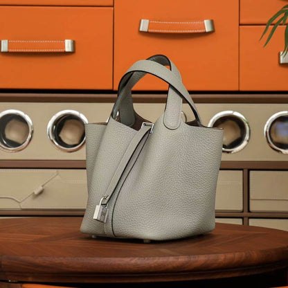 Bolso minimalista de cuero con forma de cesta