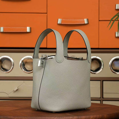 Bolso minimalista de cuero con forma de cesta