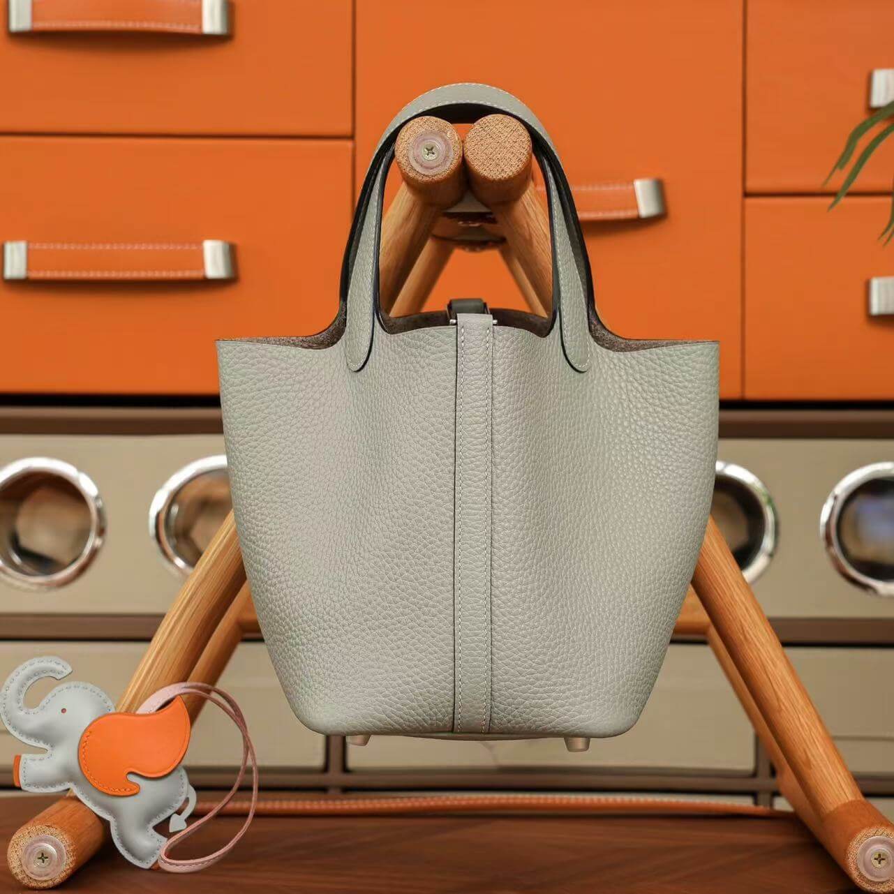 Bolso minimalista de cuero con forma de cesta