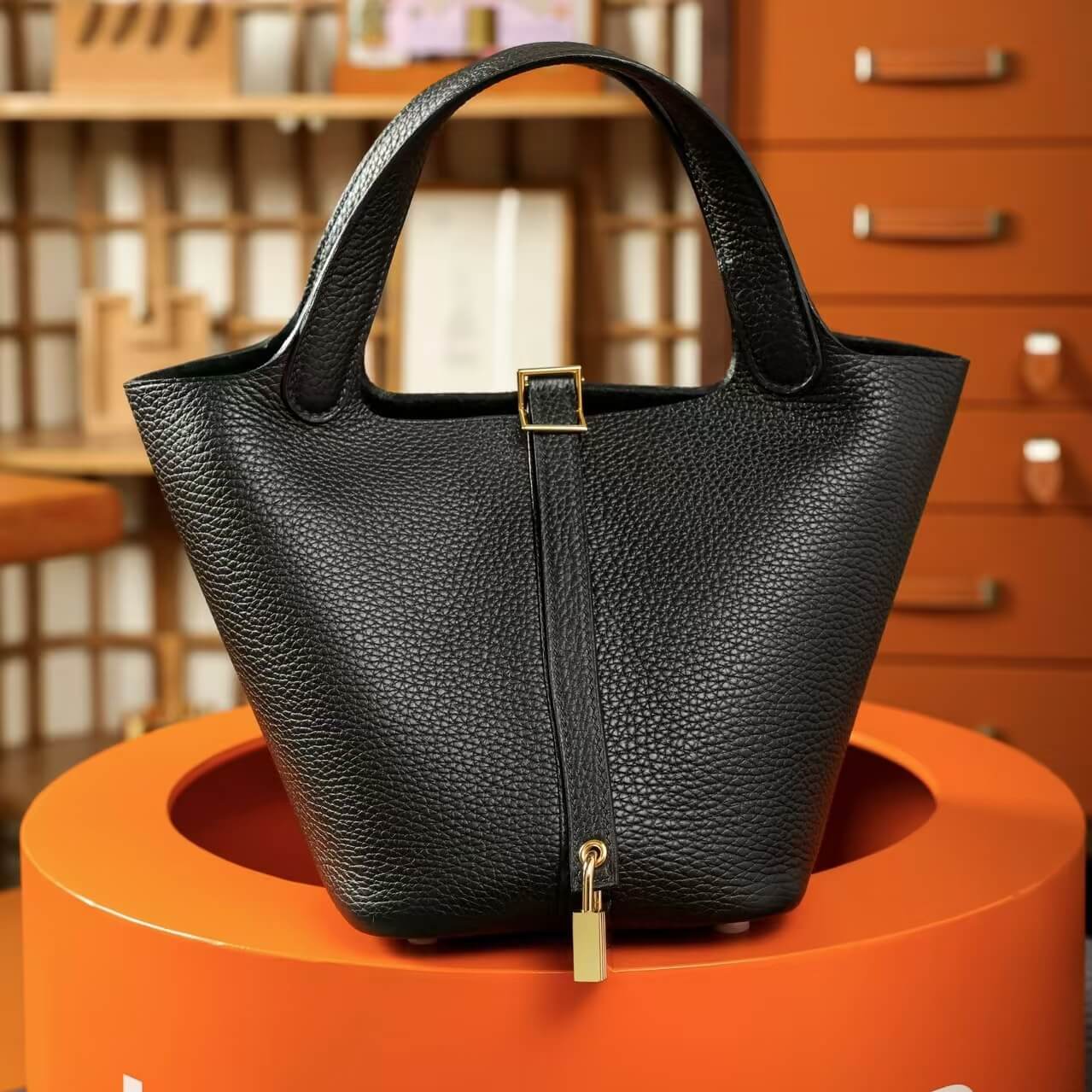 Bolso minimalista de cuero con forma de cesta