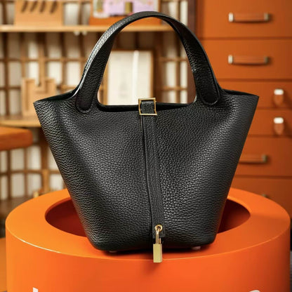 Bolso minimalista de cuero con forma de cesta