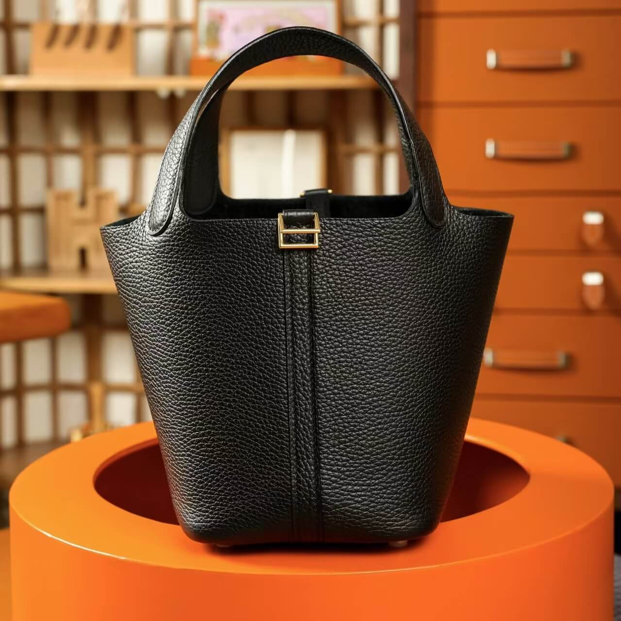 Bolso minimalista de cuero con forma de cesta