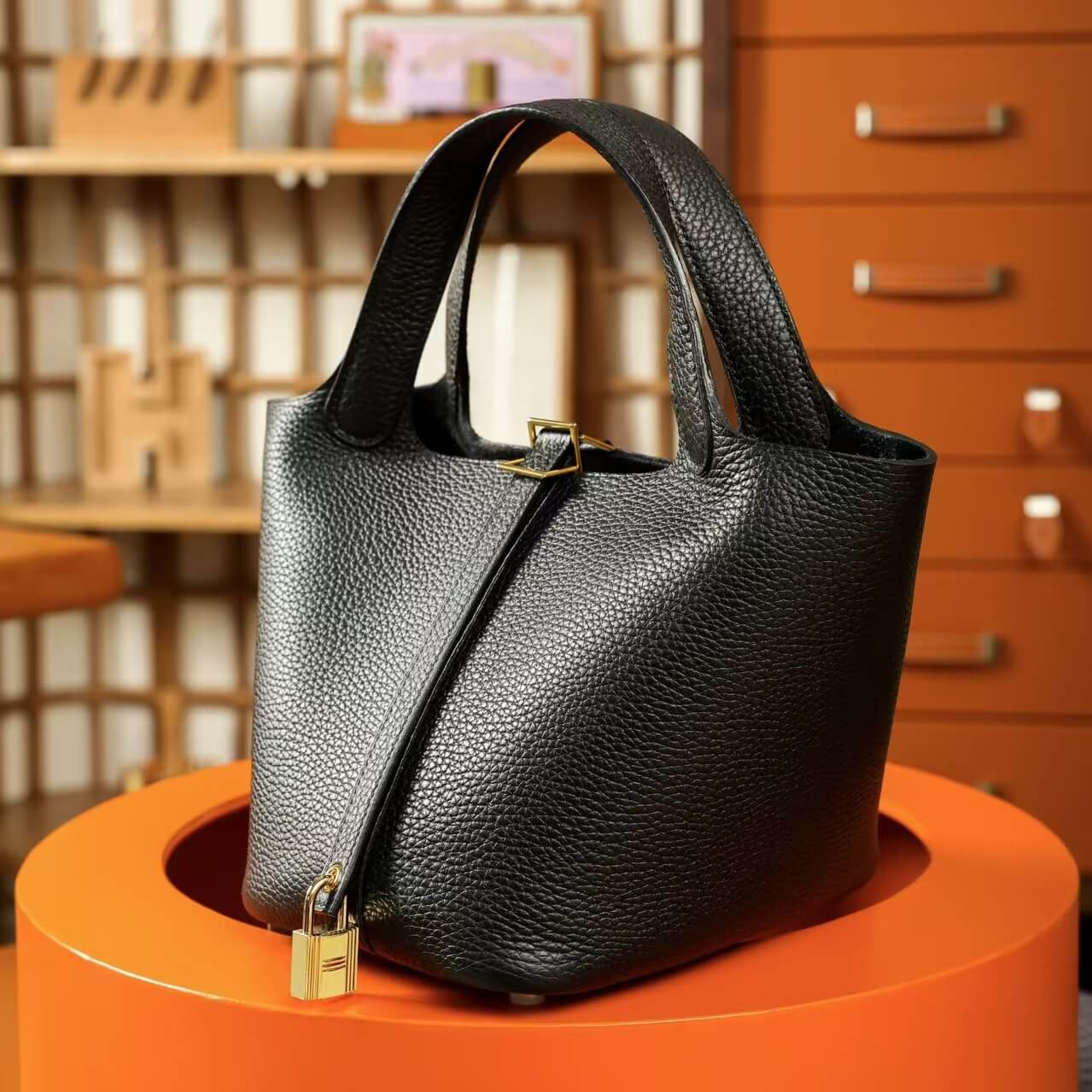 Bolso minimalista de cuero con forma de cesta