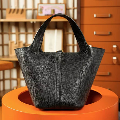 Bolso minimalista de cuero con forma de cesta