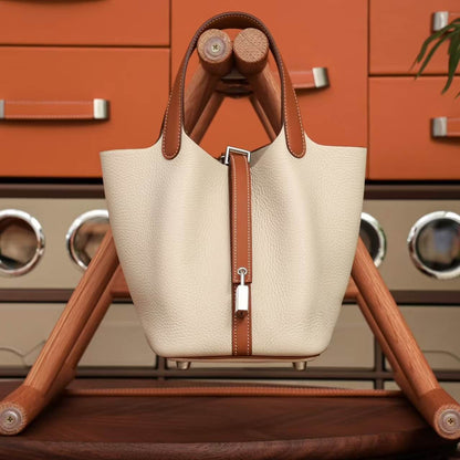 Bolso minimalista de cuero con forma de cesta