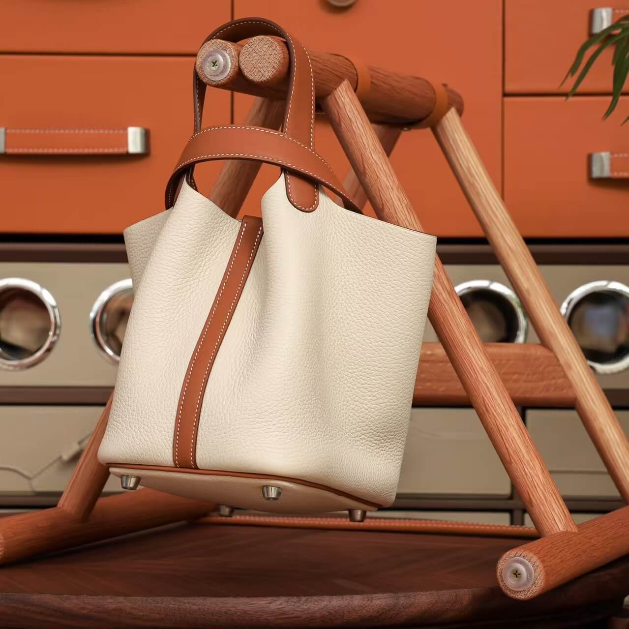 Bolso minimalista de cuero con forma de cesta