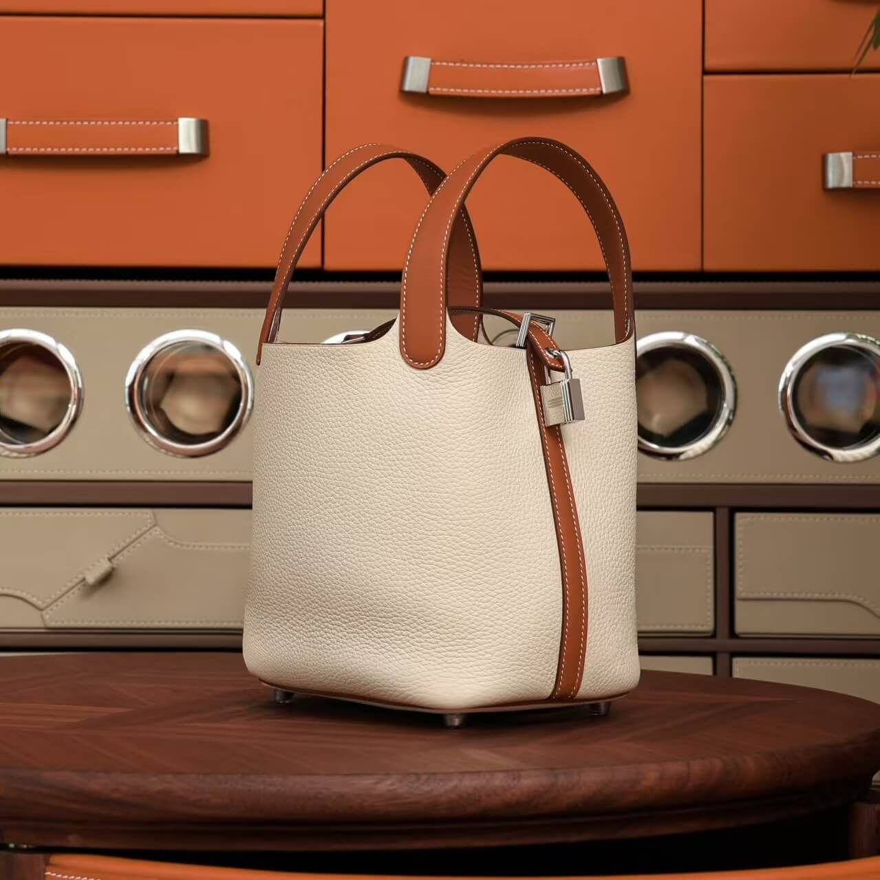 Bolso minimalista de cuero con forma de cesta