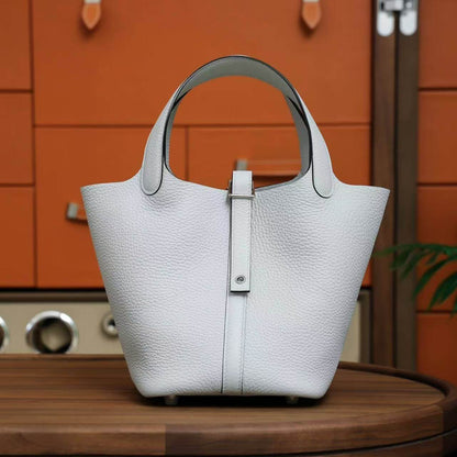Bolso minimalista de cuero con forma de cesta