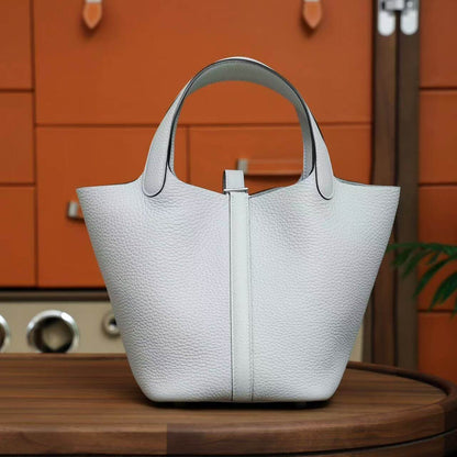 Bolso minimalista de cuero con forma de cesta