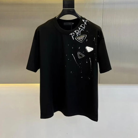 Camiseta de estilo callejero con grafiti y elementos metálicos