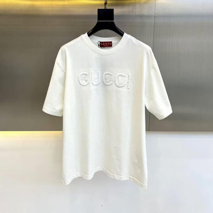 Camiseta minimalista con bordado 3D