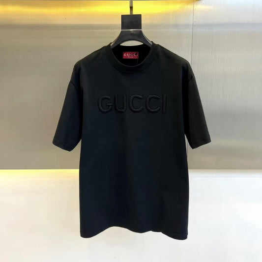 Camiseta minimalista con bordado 3D