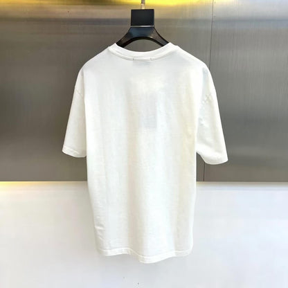 Camiseta minimalista con bordado 3D