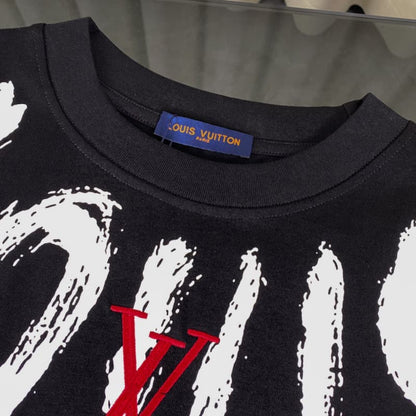 Camiseta con collar, letras y bordado en el pecho