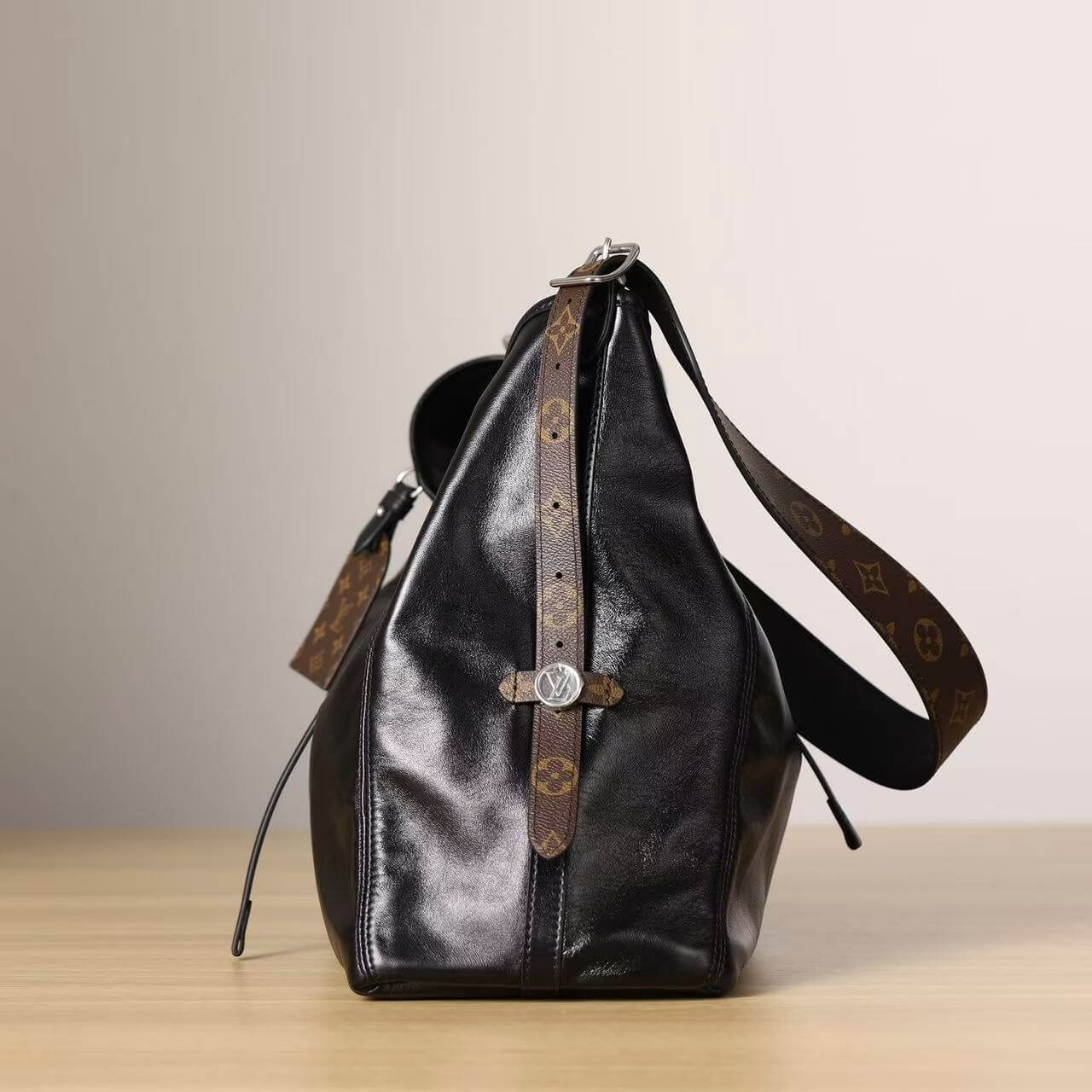 Bolso de hombro negro minimalista de estilo perezoso