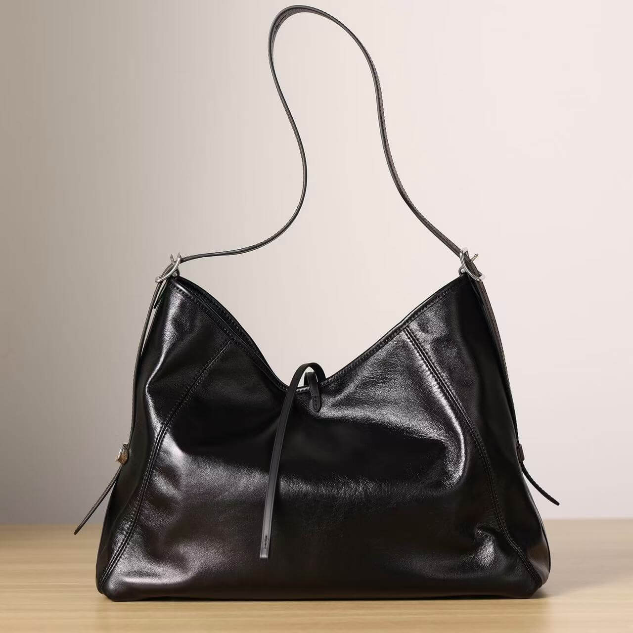 Bolso de hombro negro minimalista de estilo perezoso