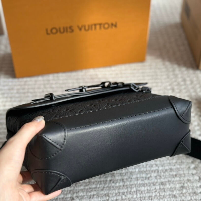 Sac messager avec épingle en relief