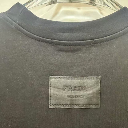 Camiseta de estilo callejero con grafiti y elementos metálicos