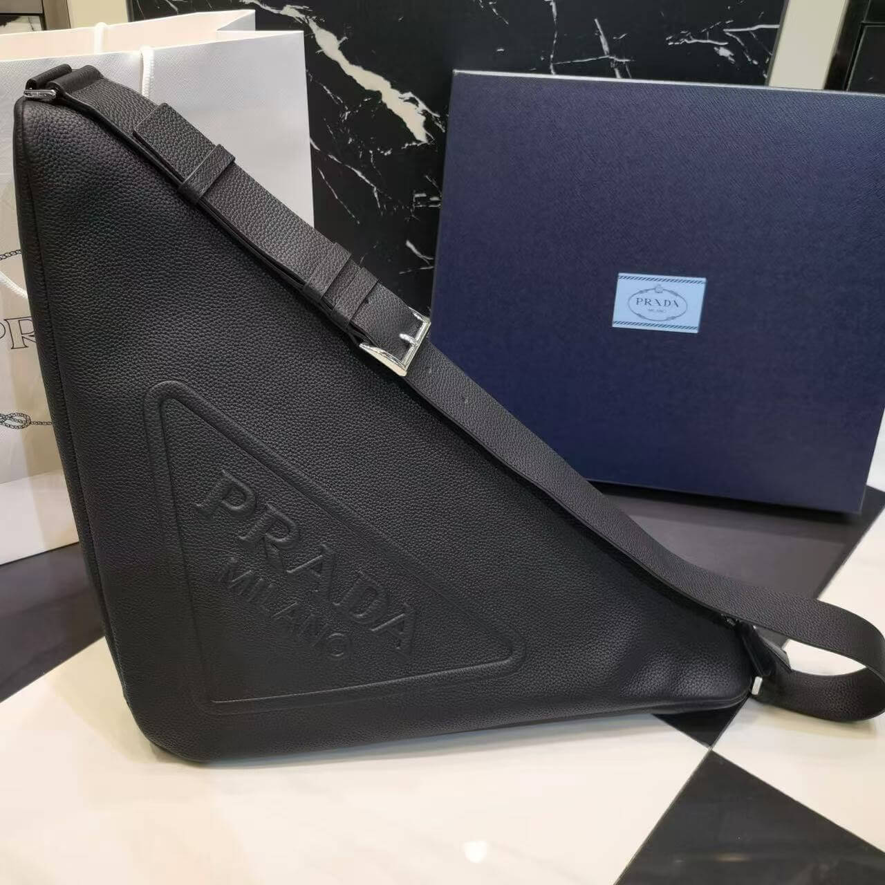 Bolso bandolera triangular extragrande y elegante
