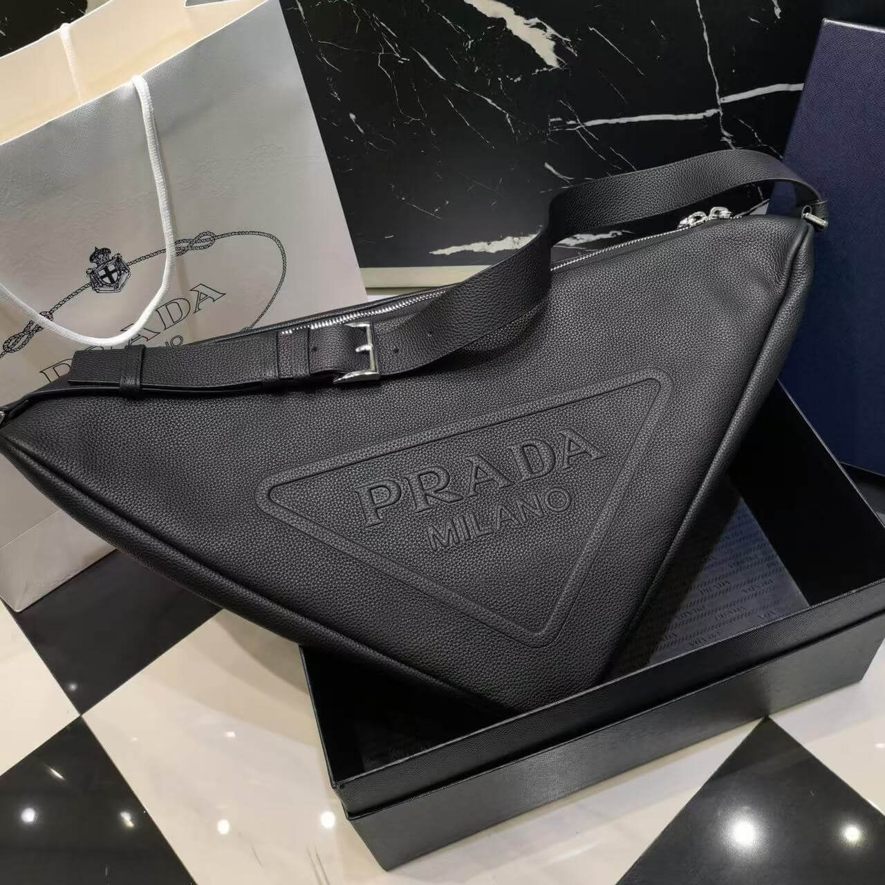 Bolso bandolera triangular extragrande y elegante