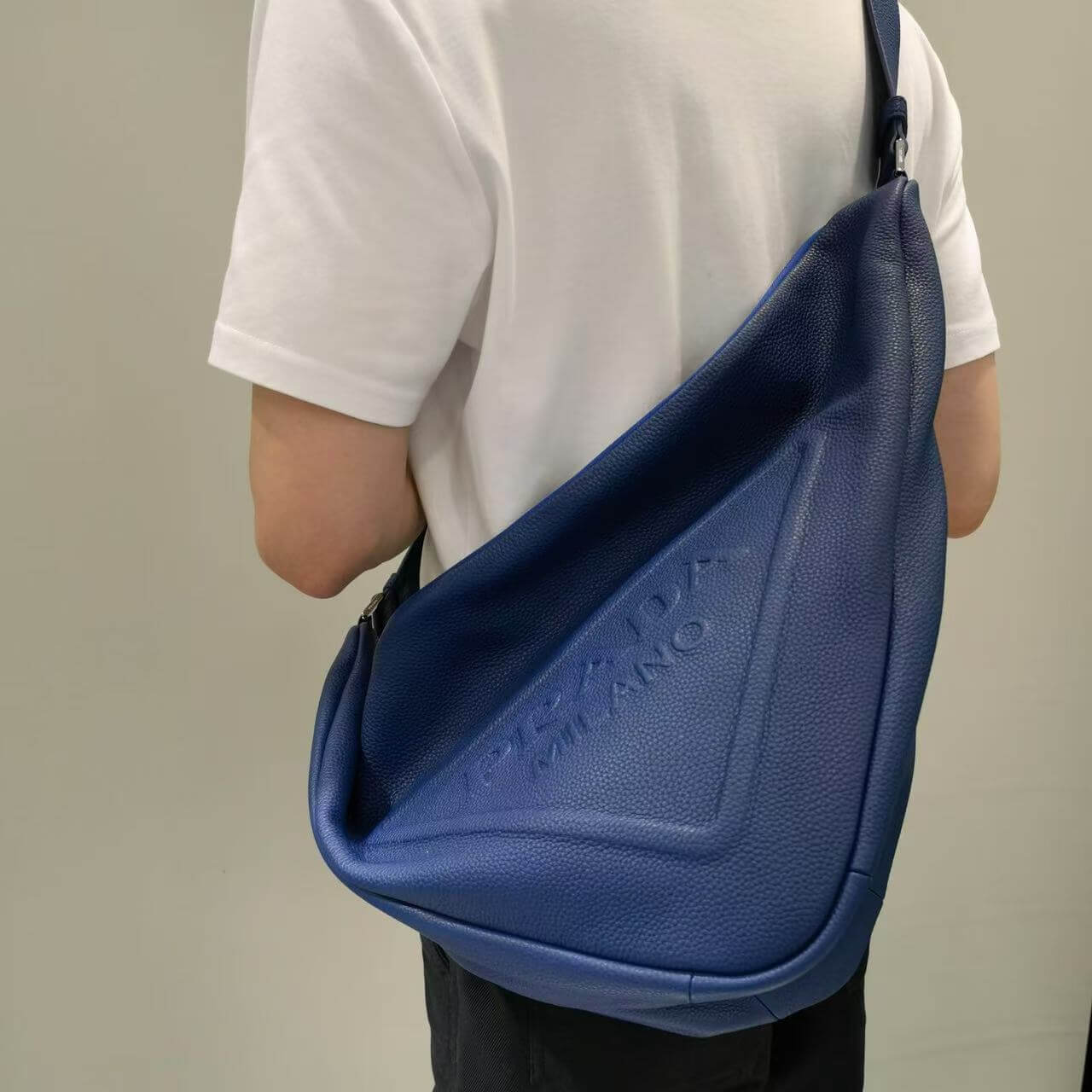 Bolso bandolera triangular extragrande y elegante