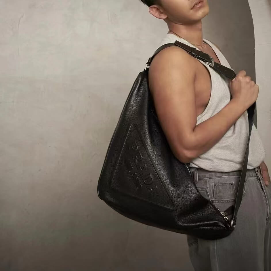 Bolso bandolera triangular extragrande y elegante