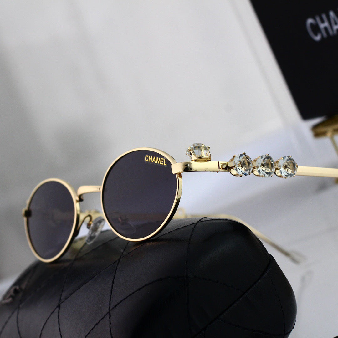 Gafas de sol modernas de metal con montura pequeña