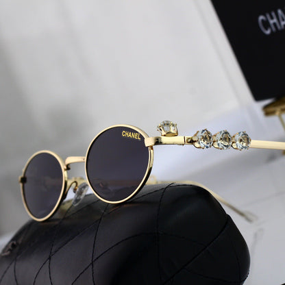 Gafas de sol modernas de metal con montura pequeña
