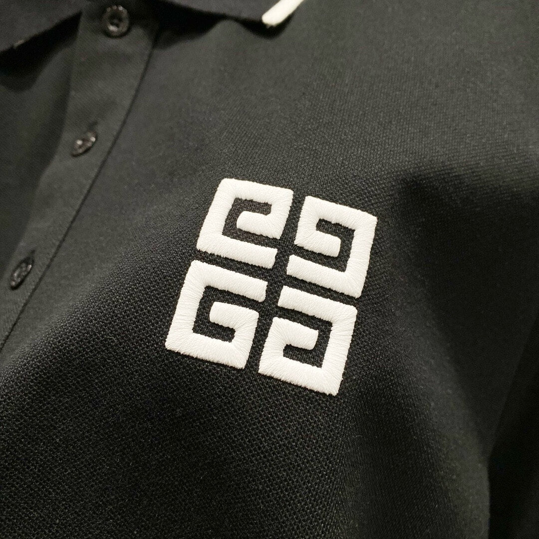 Camiseta polo con bordado cuadrado